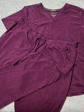 healing hands Women's Scrub Set in Berry